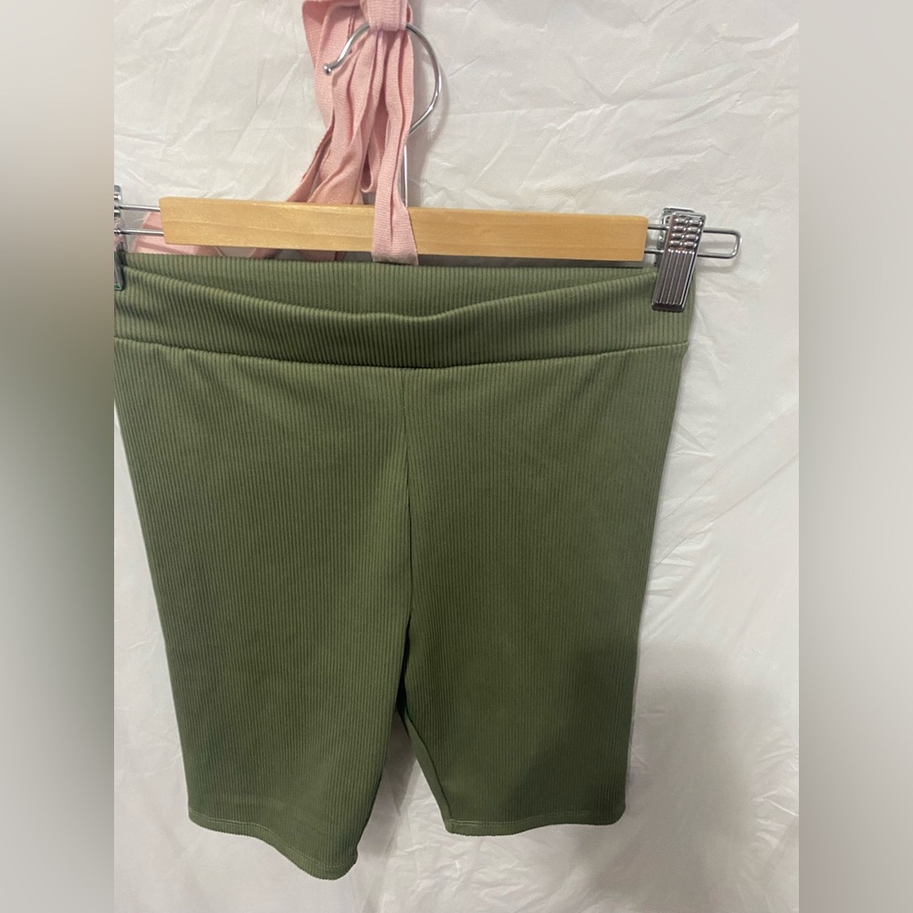 H&M Divided Ribbed Biker Shorts - Khaki Green - Size XS
EUC - Picture 4 of 7